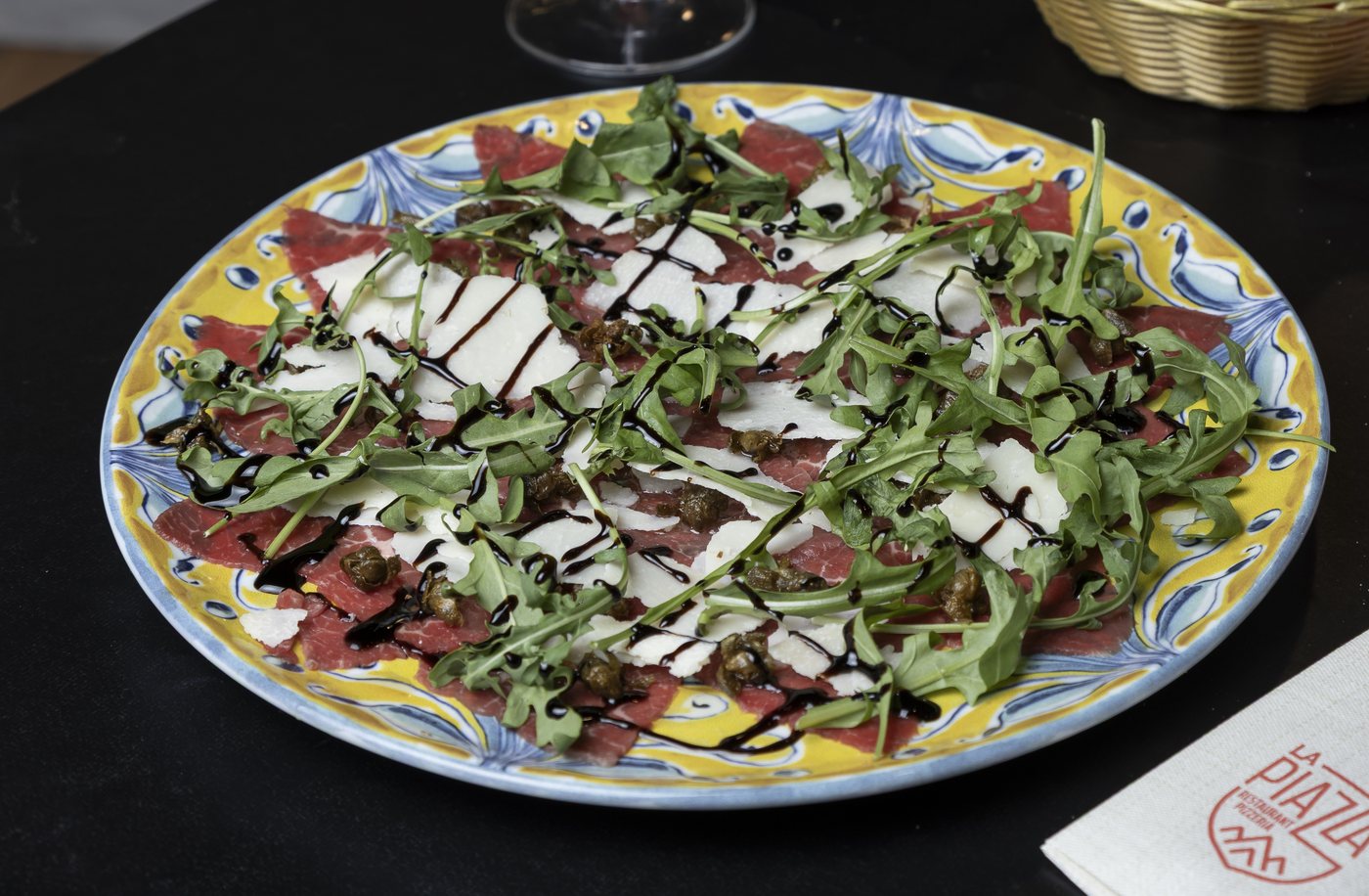 Carpaccio de La Piazza con rúcula y Parmigiano Reggiano