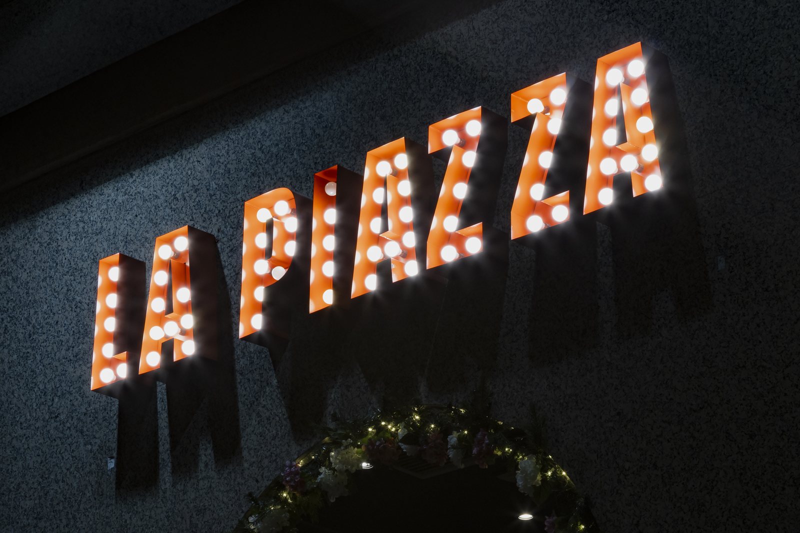 Rótulo luminoso de La Piazza de noche