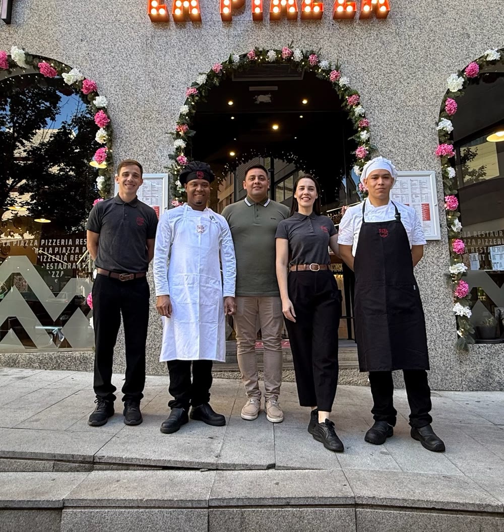 Equipo completo de La Piazza en la puerta del restaurante
