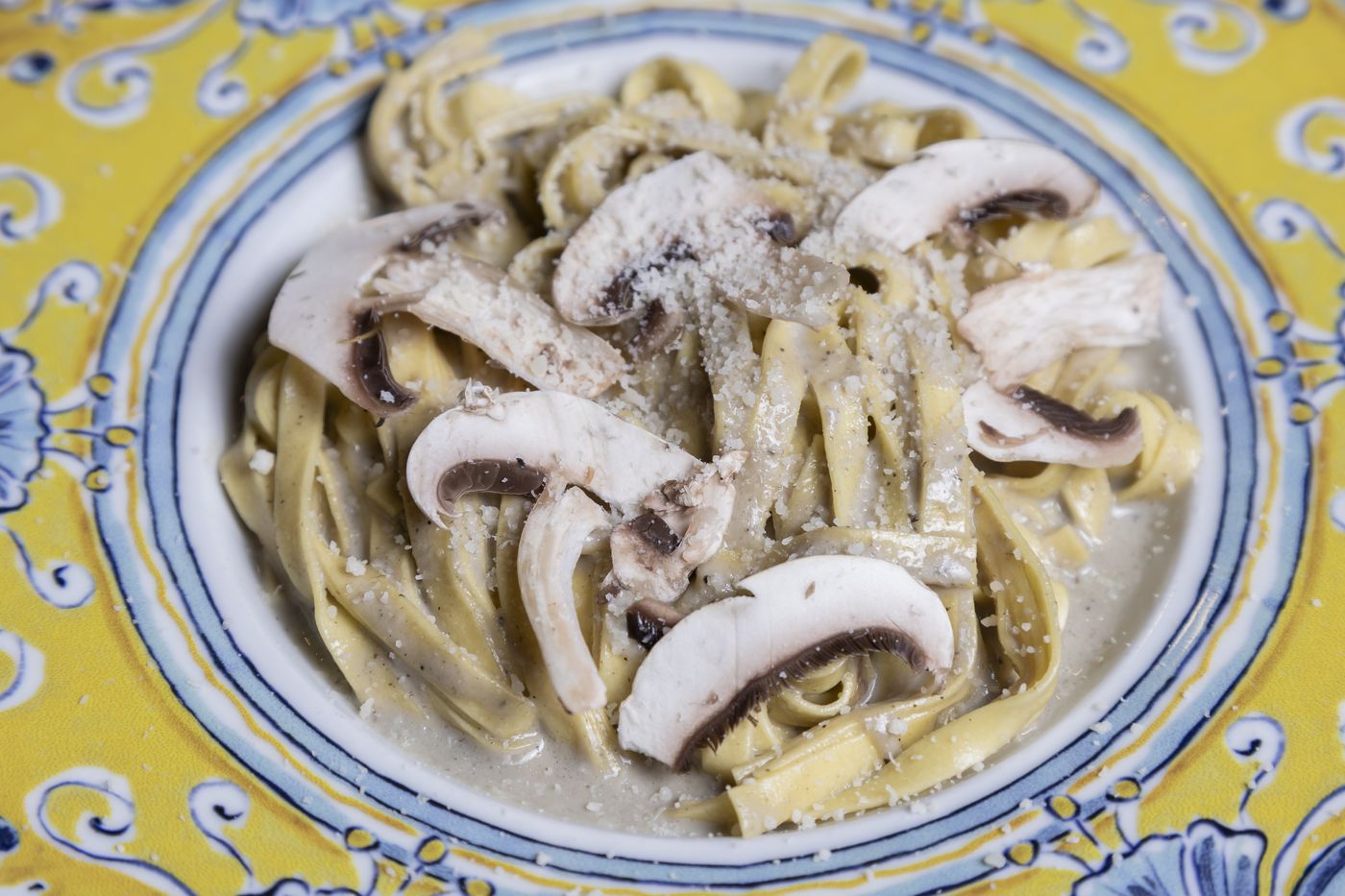 Tagliatelle funghi de La Piazza elaborada a mano