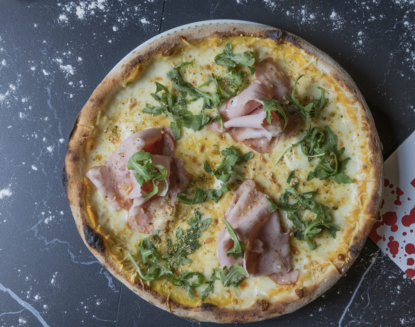Pizza «Maestro» de La Piazza recién horneada