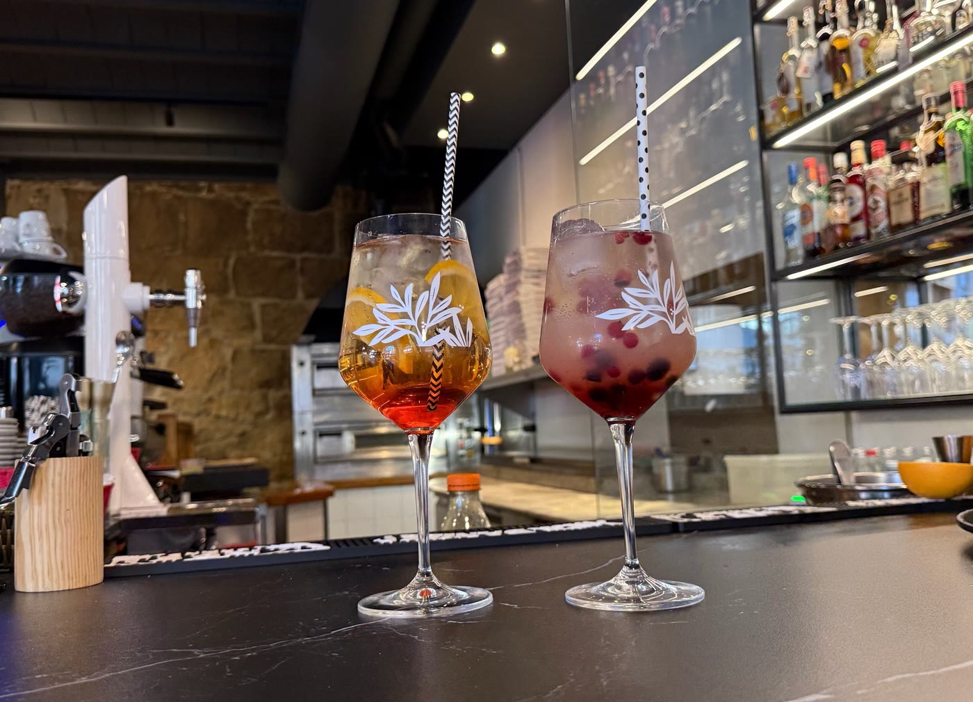 Cócteles servidos en la barra de La Piazza
